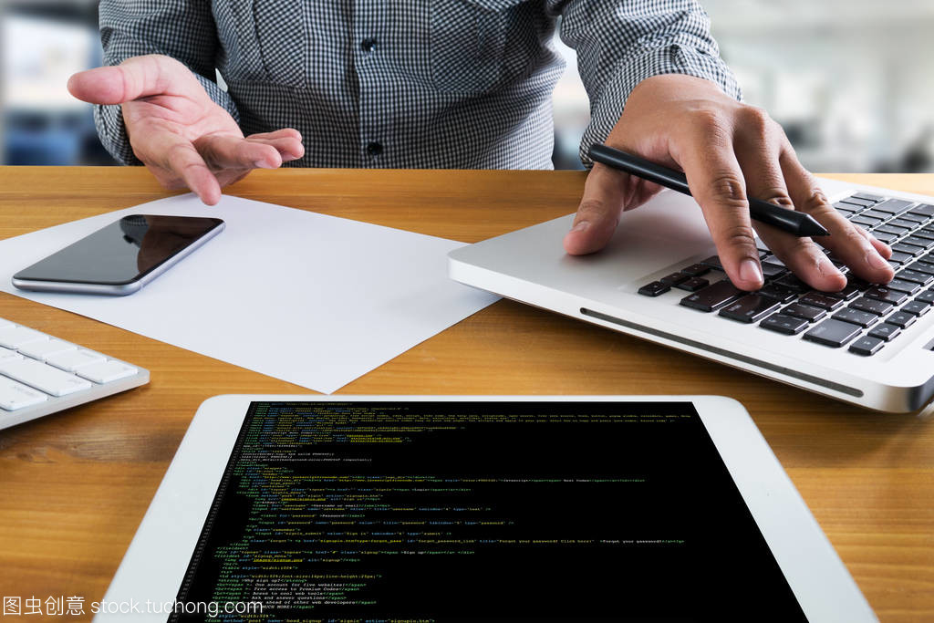 移動(dòng)應(yīng)用與桌面軟件 現(xiàn)代計(jì)算機(jī)軟件開發(fā)團(tuán)隊(duì)的雙軌并行之道